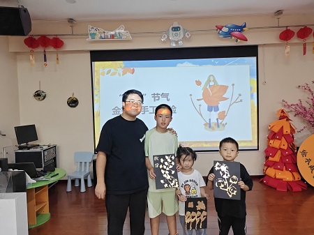 图片5：金箔画作品展示合影.jpg